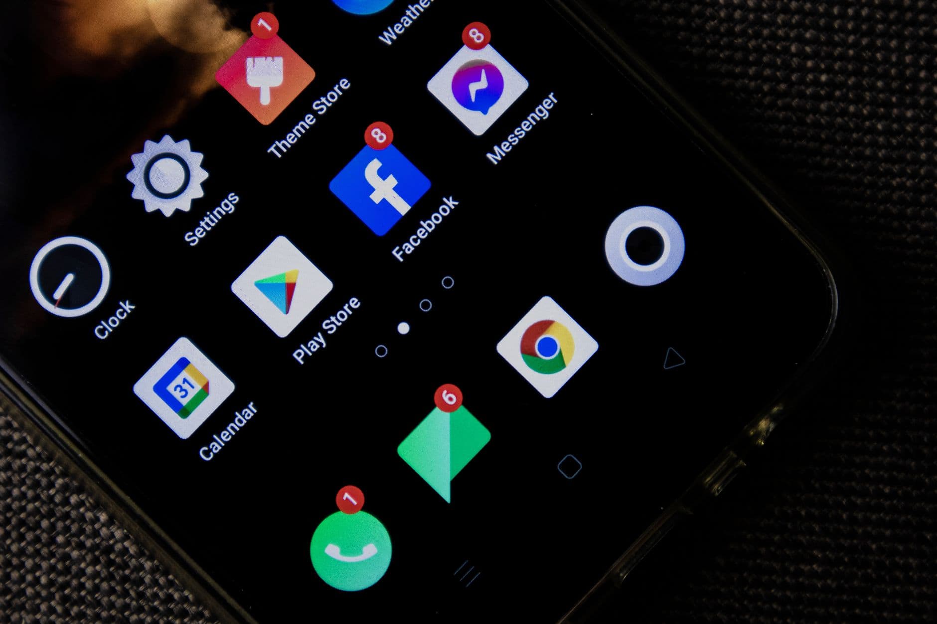 Móbil recibindo unha notificación de WhatsApp nun negocio